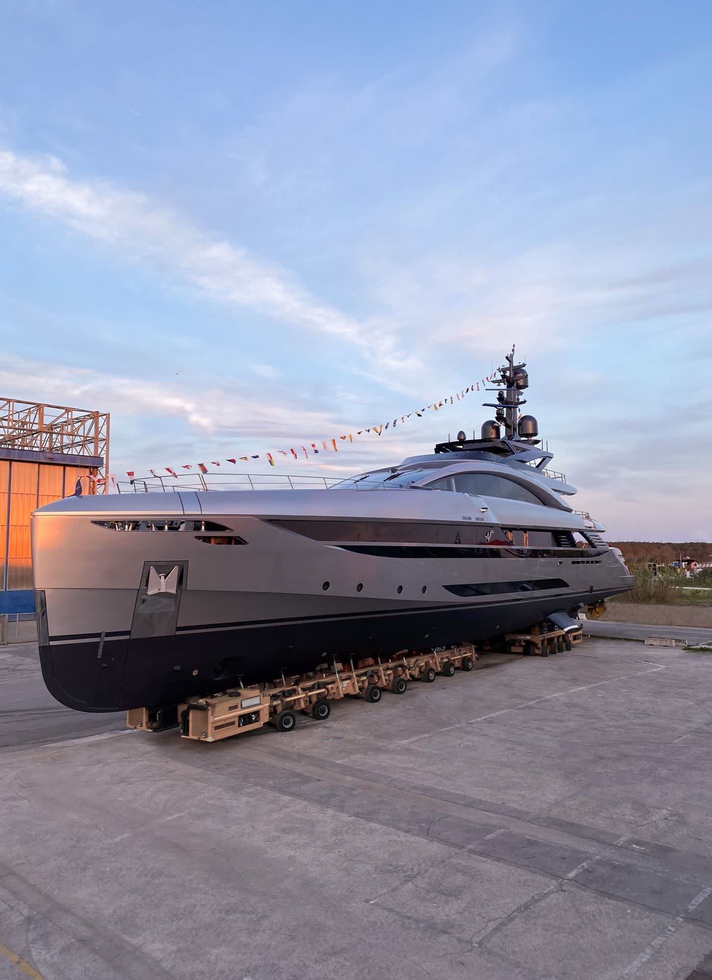 <p>Rossinavi's first <strong>BluE</strong> project. No Stress is a <strong>hybrid vessel</strong> with a strong <strong>sporty attitude</strong>.</p>