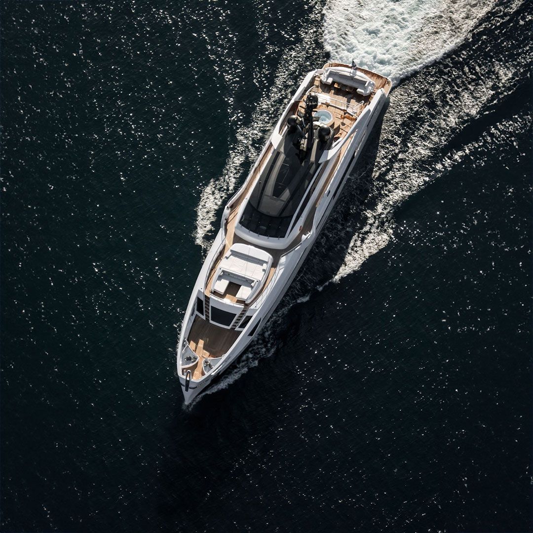 <p>49 meters conceived to take on the sea with <strong>extraordinary</strong> <strong>elegance</strong>.</p>