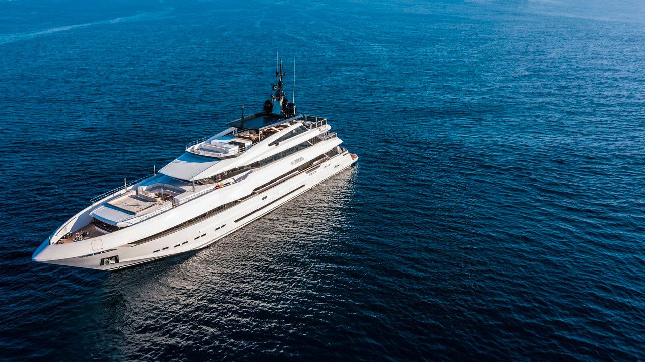 <p>49 meters conceived to take on the sea with <strong>extraordinary elegance</strong>.</p>